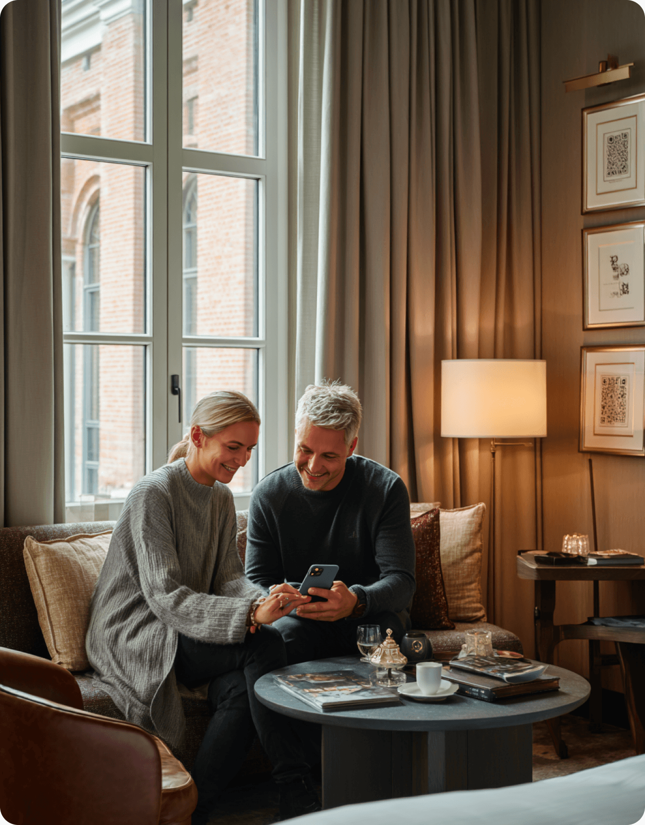 Par på hotelværelse bestiller room service på mobilen
